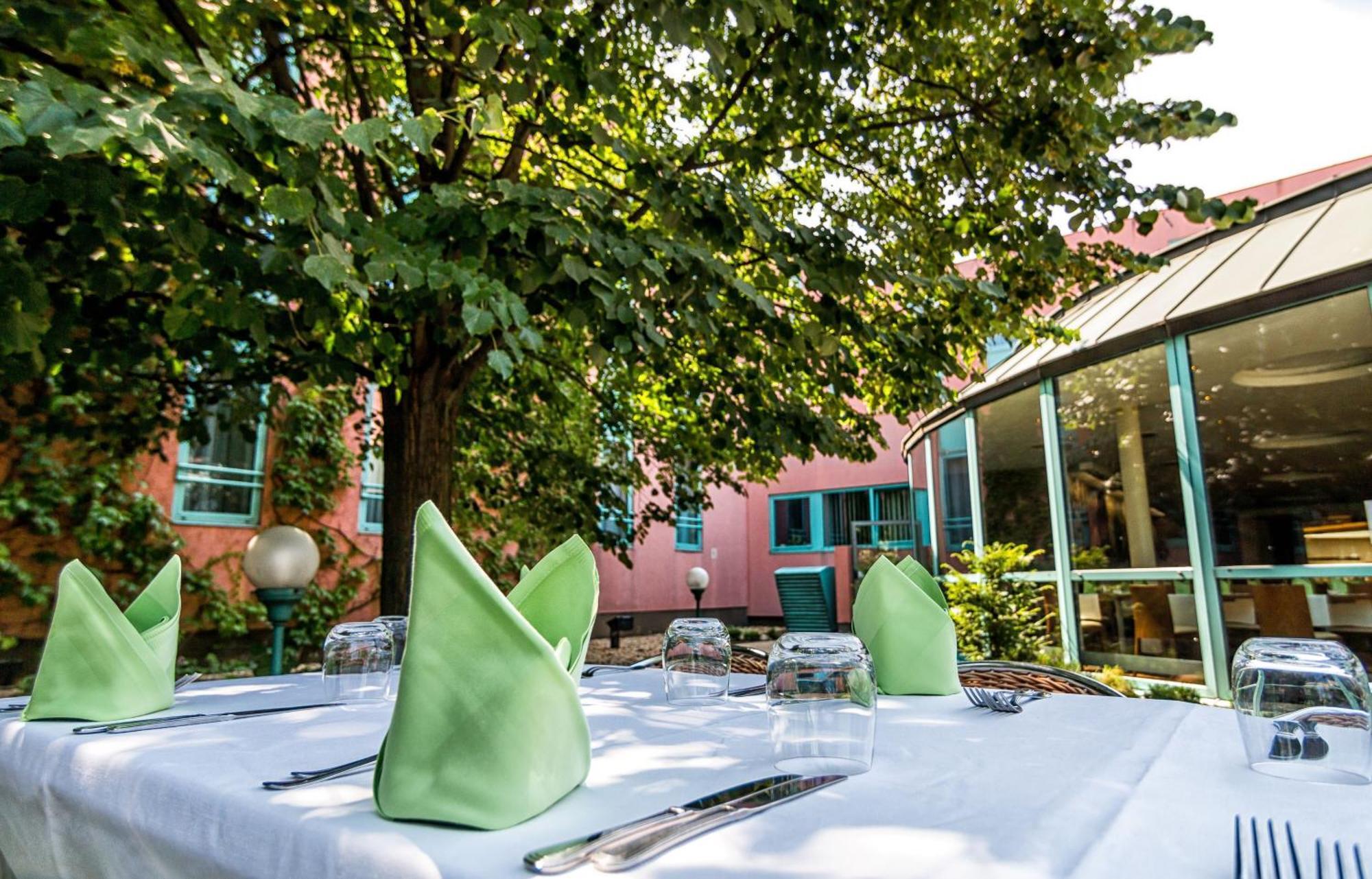 Holiday Inn Budapest-Budaoers By Ihg Esterno foto