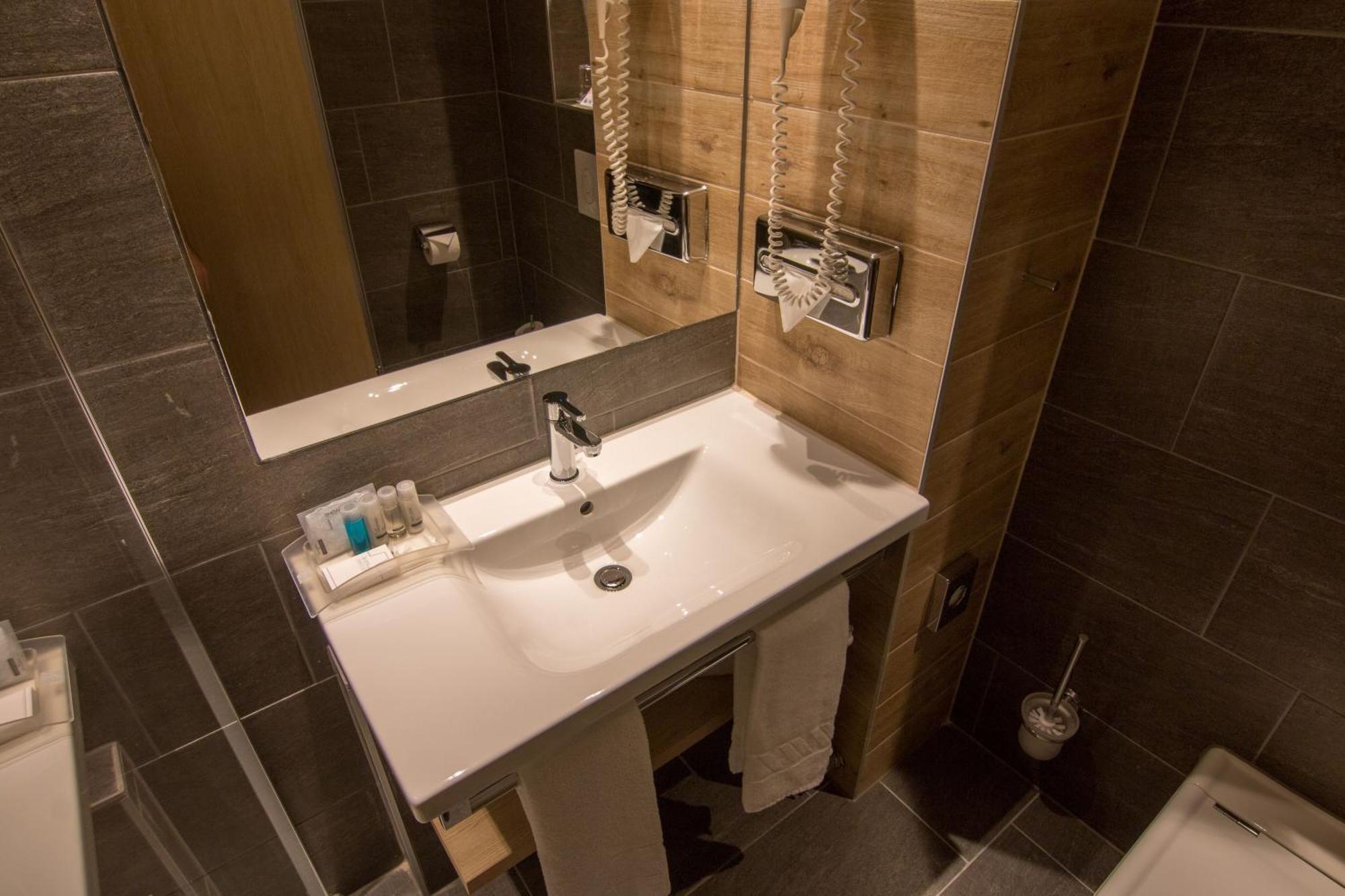 Holiday Inn Budapest-Budaoers By Ihg Esterno foto