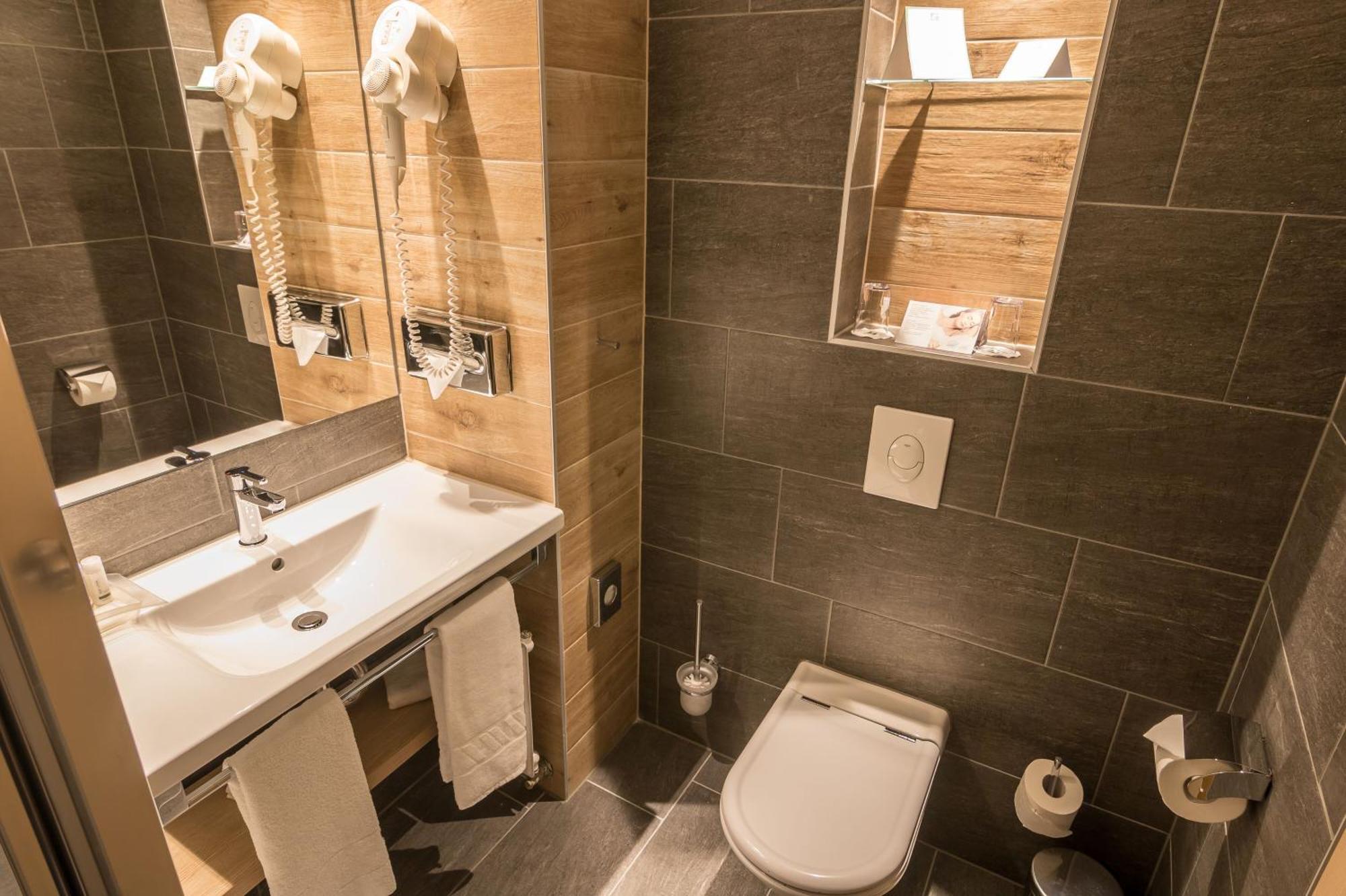 Holiday Inn Budapest-Budaoers By Ihg Esterno foto